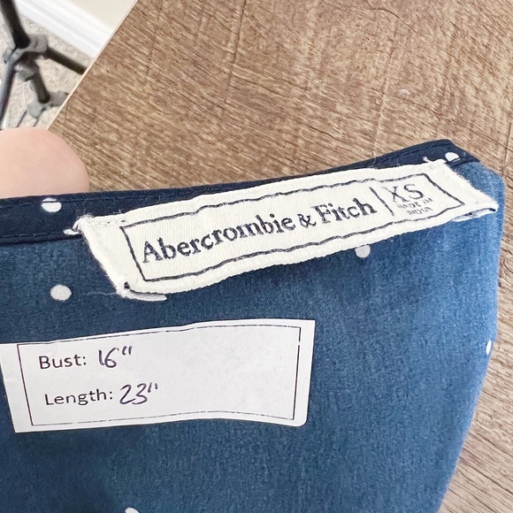 Abercrombie Navy Polka Dot Flutter Sleeve blouse Sz XS - Picture 6 of 6